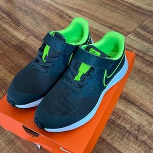 Nike Star Runners Size 2. Great condition